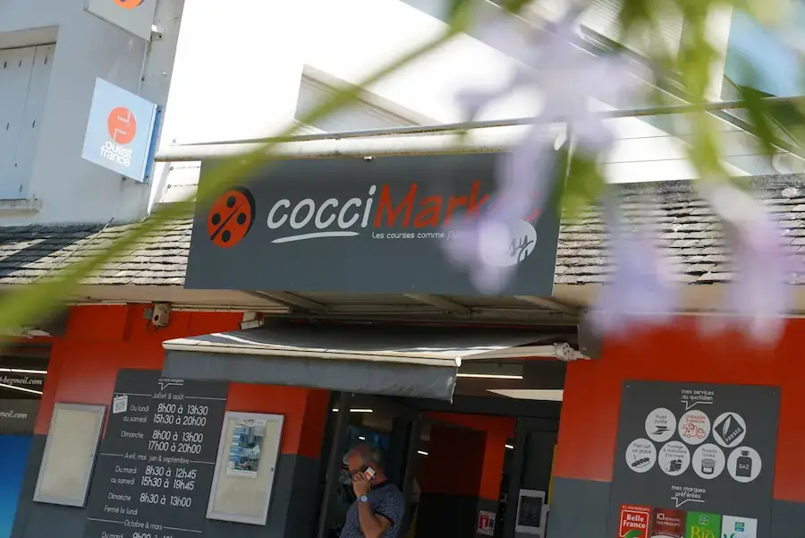 Vue du magasin CocciMarket à Beg Meil
