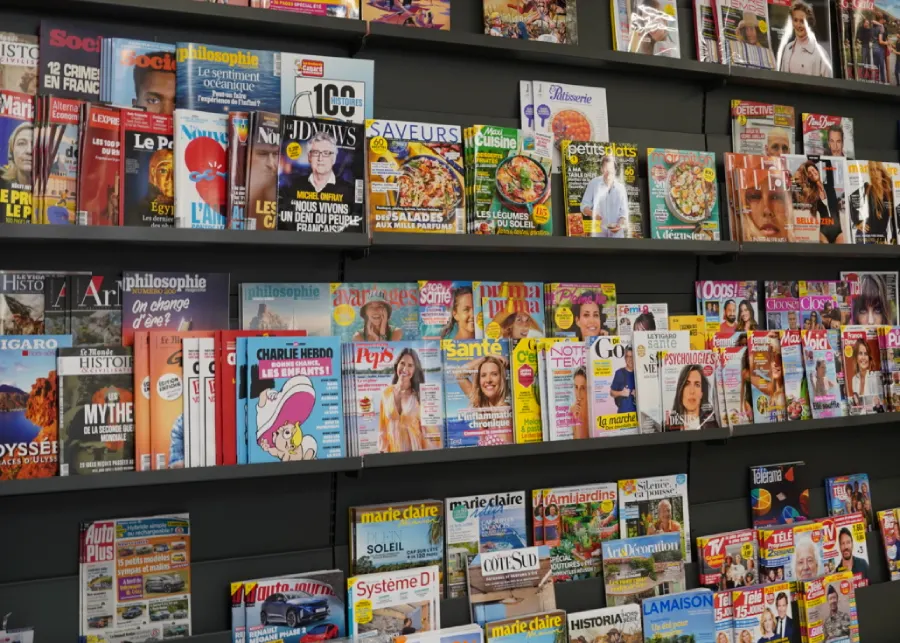 Journaux et magazines disponibles au rayon presse