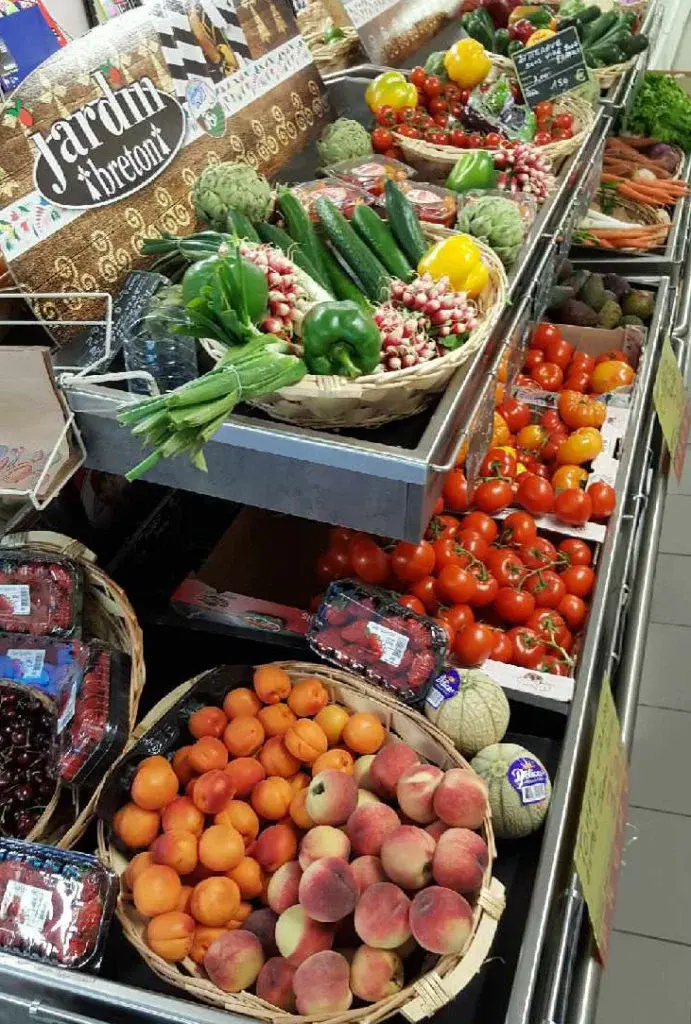 Rayon fruits et légumes du Coccimarket Beg Meil