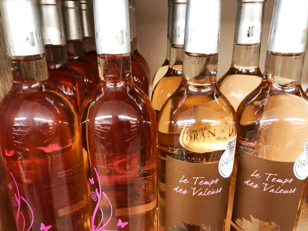 Sélection de vins rouges, blancs et rosés au Coccimarket Beg Meil