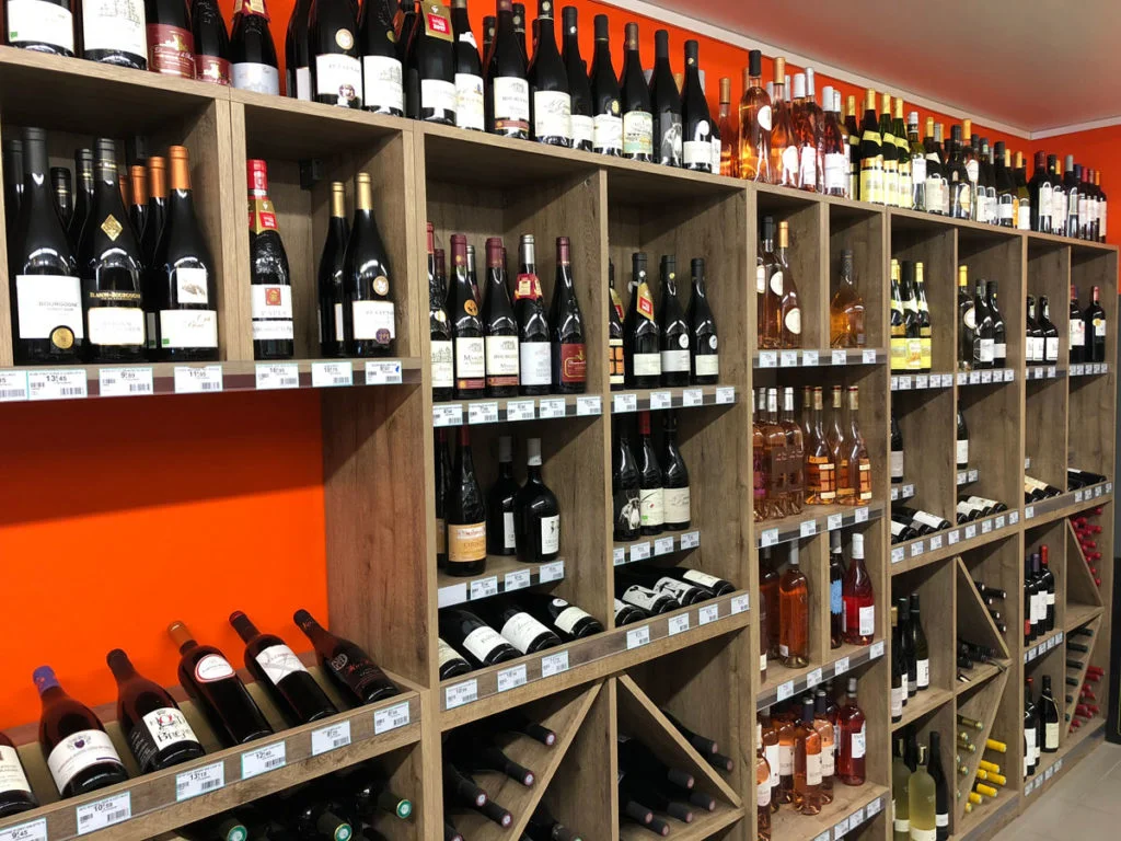 La cave à vins du Coccimarket Beg Meil
