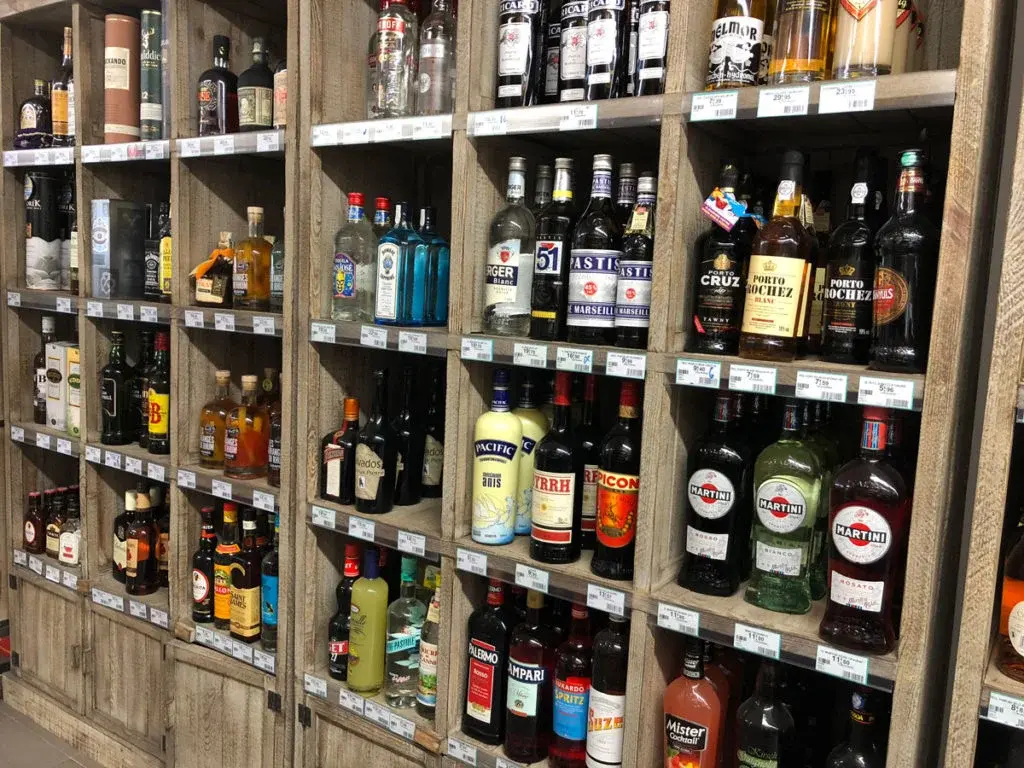 Rayon vins et champagnes au Coccimarket Beg Meil